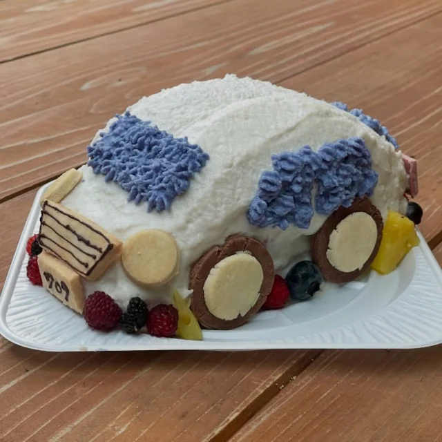 ・
お誕生日ケーキのご注文をいただきました☆
・
いつもオーダーしてくださるご家族からのご注文♪
・
この時期はケーキに飾る果物に苦戦するので、
少し前に別のご家族からオーダーがあった際に作らせていただいた車のケーキをご提案したら主役の息子さんもにっこり^_^
・
前のナンバーにはお誕生日の日付、後ろのナンバーには名前を入れさせていただきました♪
・
アレンジしてパトカーなんかもできるので、車好きのお子さんのバースデーにいかがでしょうか♡
・
お誕生日おめでとうございます╰(*´︶`*)╯♡
・
#のがり　#佐賀　#脊振
#米粉　#米粉おやつ　#小麦卵乳製品不使用
#アレルギー対応　#グルテンフリー　#オーガニック
#佐賀カフェ　#神埼カフェ　#山カフェ
#アレルギー対応誕生日ケーキ　#車ケーキ